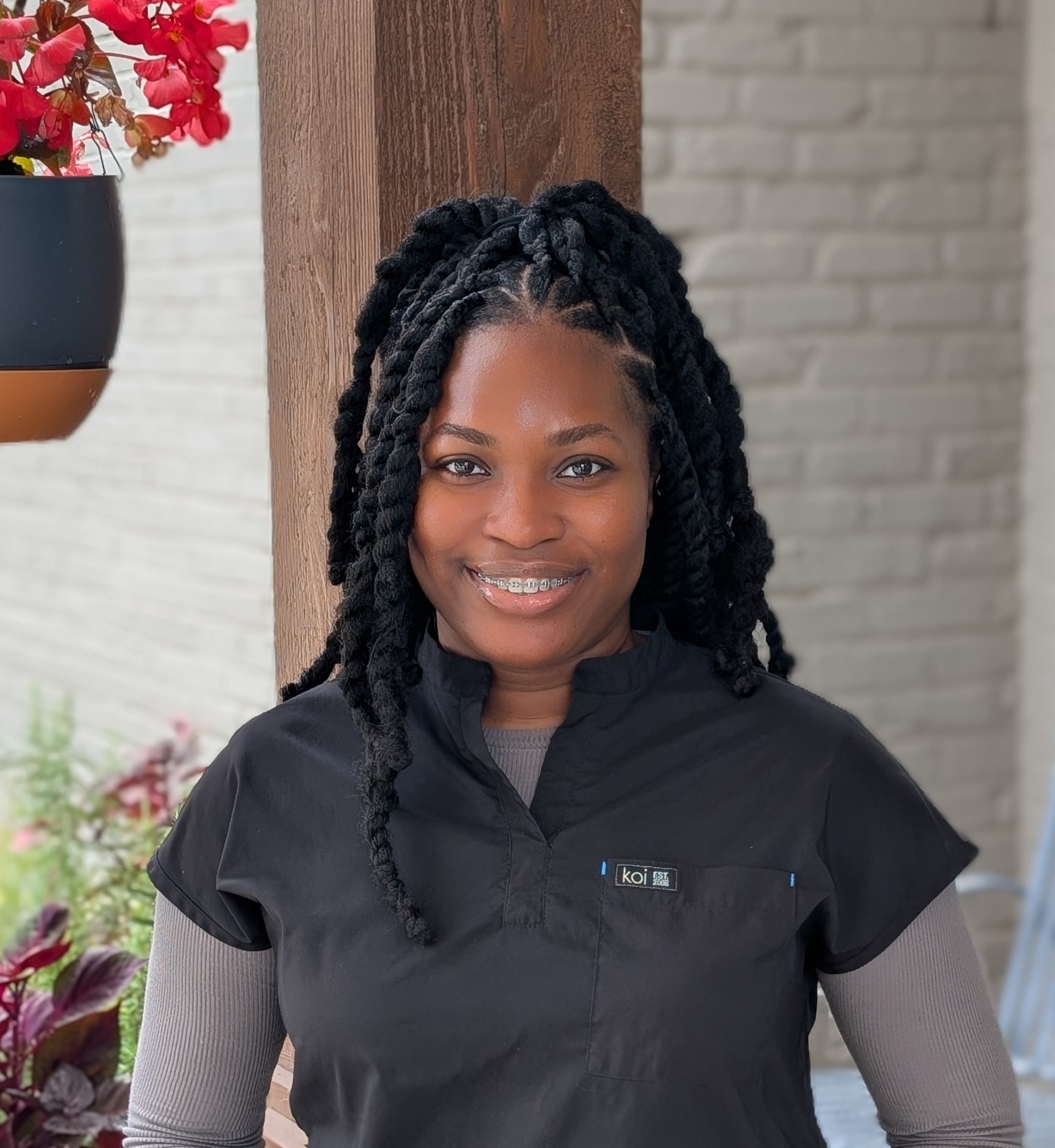 7-Kamaria, Receptionist