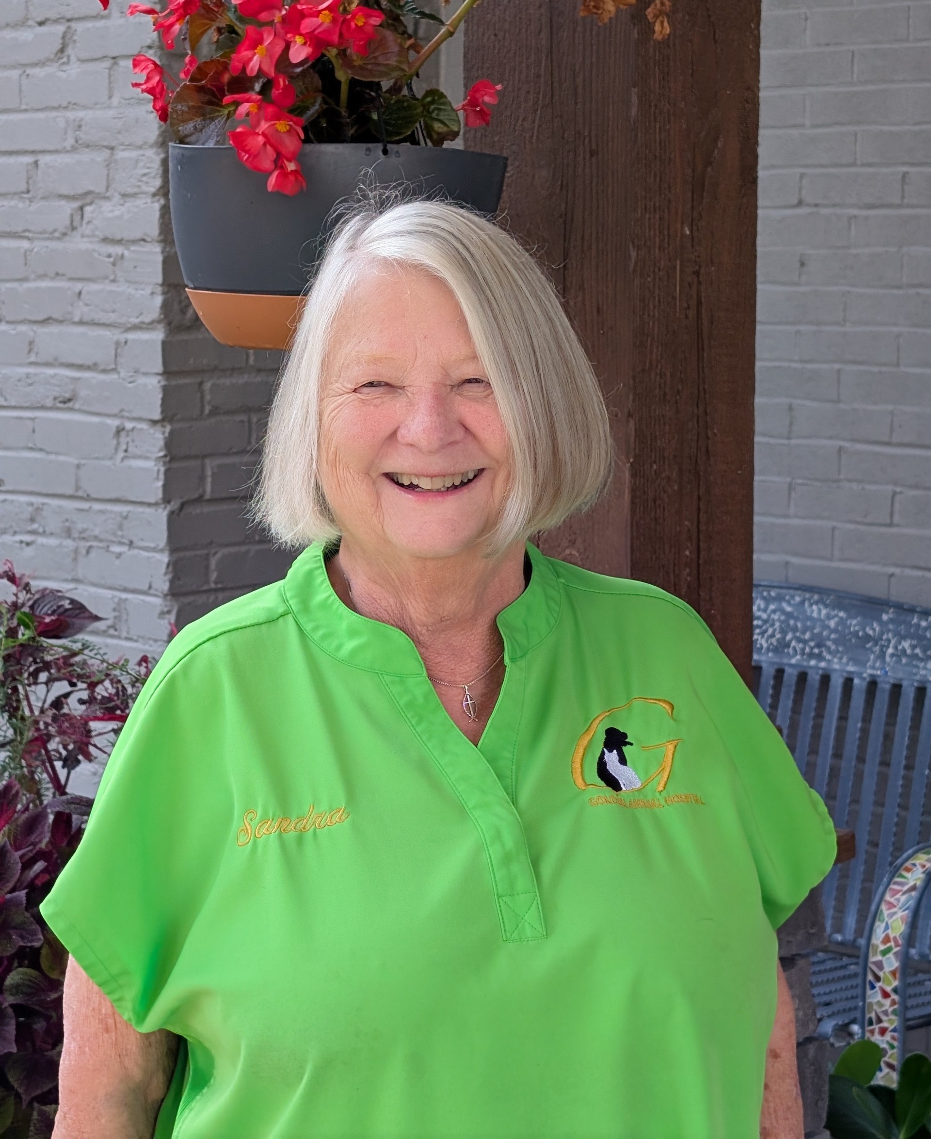 8-Sandra, Receptionist